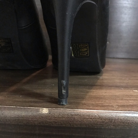 Classic Black Pumps - Picture 3 of 6